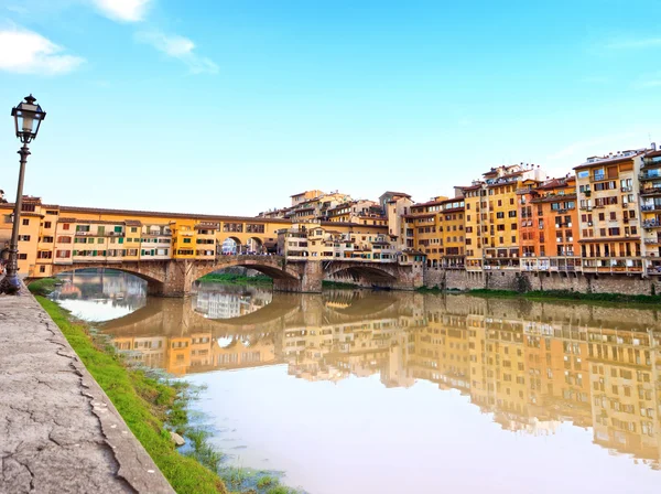 Ponte Vecchio, alte Brücke, florentinischer Fluss Arno. Toskana, ital. — Stockfoto