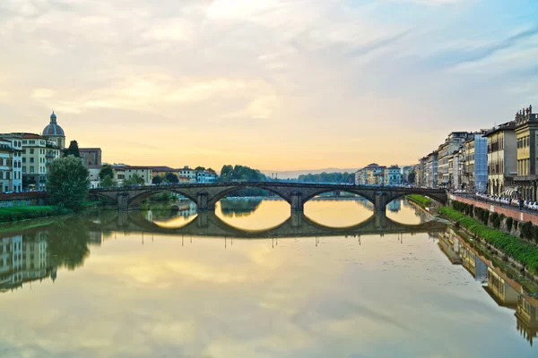 Carraia mittelalterliche Brücke über den Fluss Arno, Sonnenuntergang Landschaft. florenc — Stockfoto