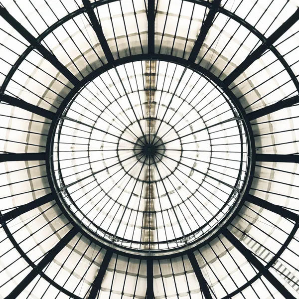 玻璃吊顶圆顶模式、 维托里奥 · 埃二、 画廊、 米兰 — 图库照片