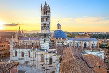 Siena günbatımı panoramik. Katedral duomo landmark. Toskana,