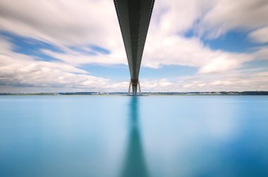 seine Nehri uzun pozlama Normandiya Köprüsü. Le havre, Fransa