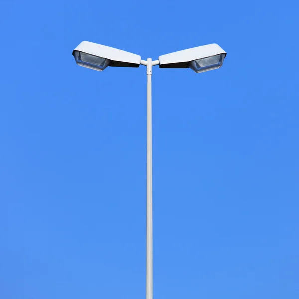 Podwójne ulicznych latarni na tle błękitnego nieba — Zdjęcie stockowe
