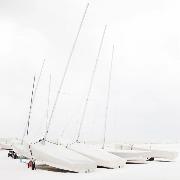 Kışın kar beyaz Beach kapsamındaki tekneler — Stok fotoğraf
