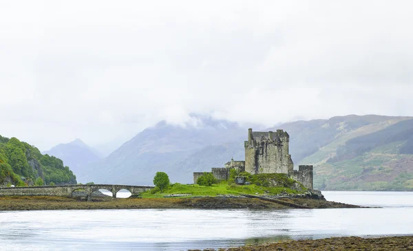 Eilean donan castle w jezioro duich jezioro. Wyżyny Szkocji — Zdjęcie stockowe