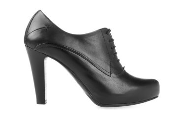 zapato de tacón bomba negro cuero mujeres en blanco