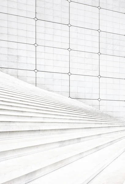 Escaleras de mármol blanco y pared exterior arquitectura backgrou —  Fotos de Stock