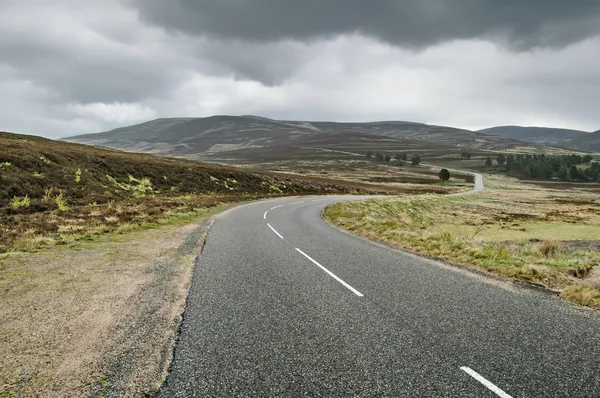 Vysočiny Skotska silniční krajiny v dešti počasí, Velká Británie — Stock fotografie