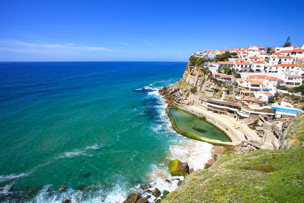 Azenhas mar білі села, скелі і океан, Сінтрі, Португалія. Ліцензійні Стокові Зображення