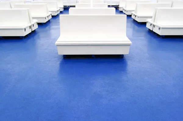 Beyaz koltuk ya da arka plan olarak bir feribot tekne bankta — Stok fotoğraf