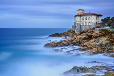 boccale kale landmark uçurum rock ve deniz. Toskana, İtalya. uzun pozlama fotoğraf.