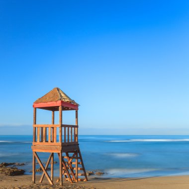 Cankurtaran veya sahil güvenlik ahşap beach tower, kabin veya hut