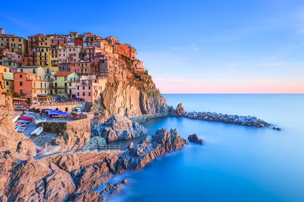 Aldeia de Manarola, rochas e mar ao pôr do sol. Cinque Terre, Itália — Fotografia de Stock