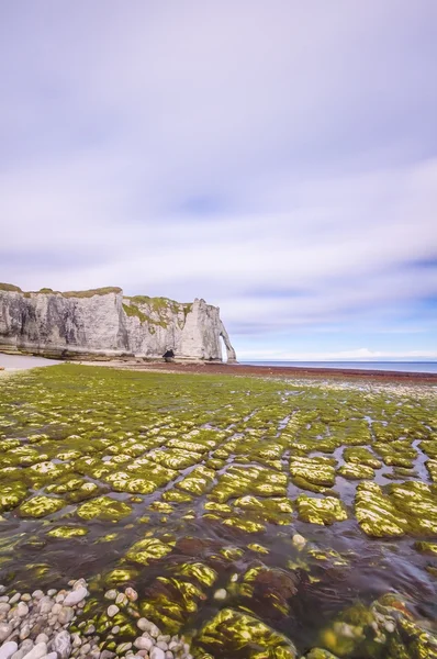 Etretat Aval rupe punto di riferimento e la sua spiaggia. Normandia, Francia . — Foto Stock