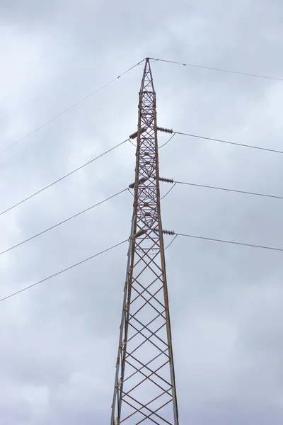 Torre de transmisión y cables, también conocidos como torres eléctricas sobre fondo nublado —  Fotos de Stock