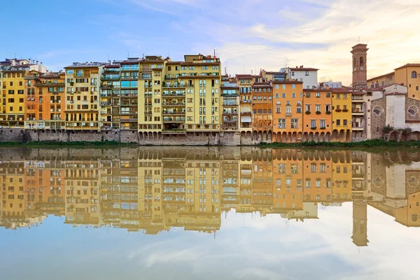 Fiume Arno ed edifici architettura punto di riferimento al tramonto. Floren — Foto Stock