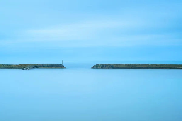 混凝土桥墩和台阶在阴天和蓝色的海洋 — 图库照片