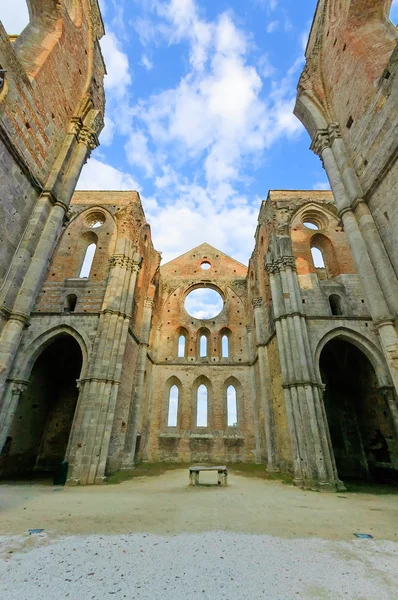 Saint ou San Galgano ont découvert les ruines de l'église abbatiale. Toscane, Italie — Photo