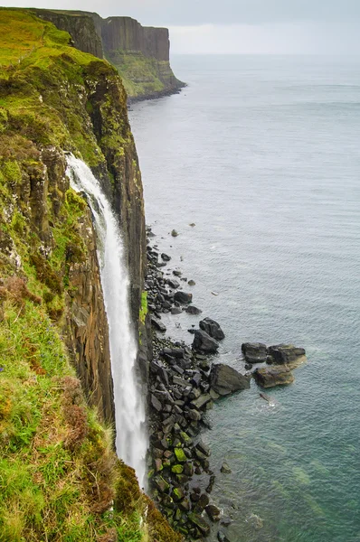 Kilt Rock Waterfall sea cape, Isla de Skye, Escocia — Foto de Stock