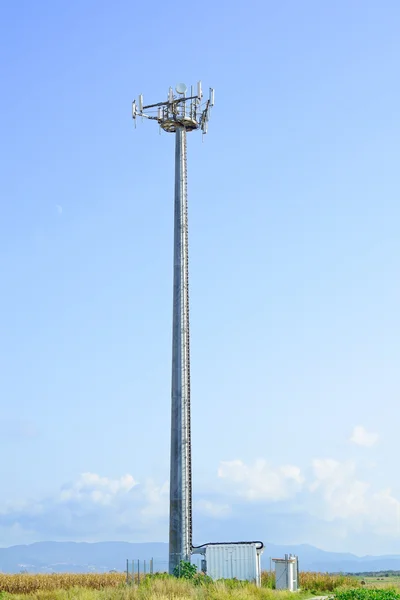 Torre de telecomunicaciones. Estación de telefonía móvil en un cielo azul —  Fotos de Stock