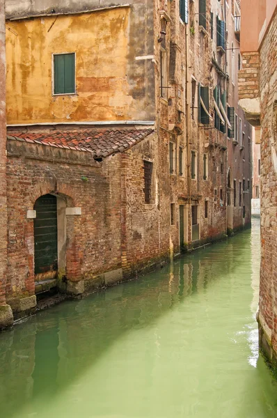 Wenecja gród, wąskie stary kanał wodny i tradycyjnych budynków. Włochy — Zdjęcie stockowe