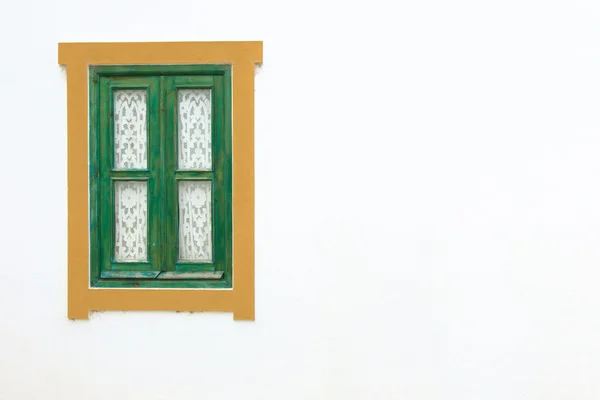 従来の木製の窓およびポルトガルで白い壁 — ストック写真