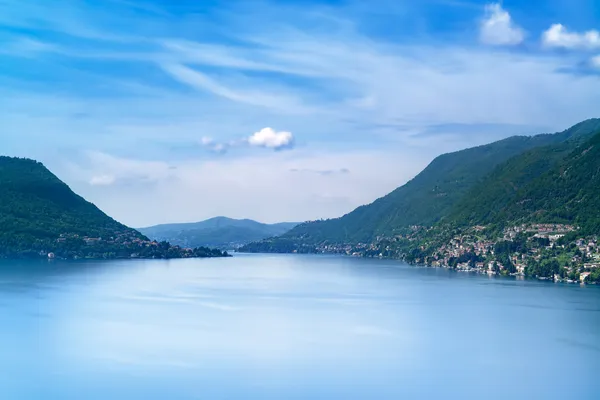 Como Laken maisema. Cernobbio kylä, puut, vesi ja vuoret. Italia — kuvapankkivalokuva