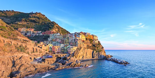 Manarola Köyü, kaya ve gün batımında denize. Cinque terre, İtalya