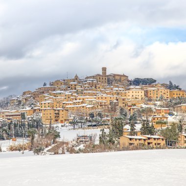 Toskana, casale marittimo Köyü kışın kar ile kaplı. İtalya