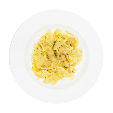 Beyaz arka plan üzerinde izole makarna makarna ve nohut plaka