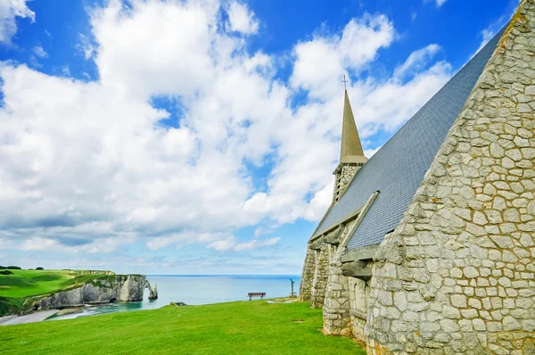 Kerk, etretat dorp, strand en aval klif. Normandië, Frankrijk. — Stockfoto