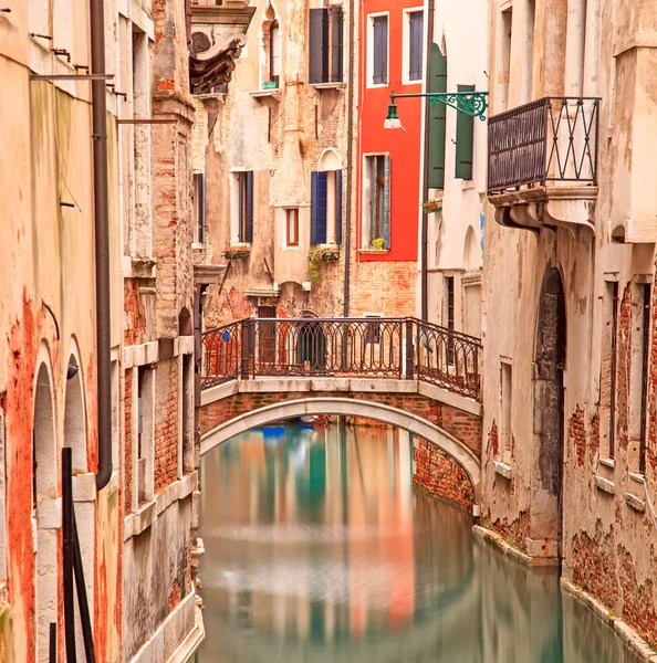 Venezia, Ponte sul canale d'acqua e architettura tradizionale — Foto Stock