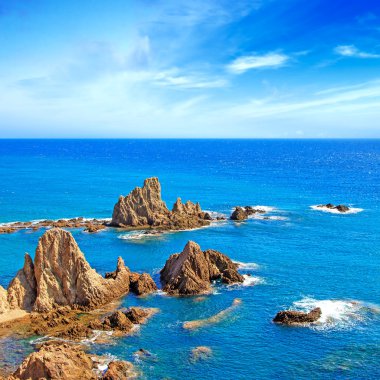 Cliff kayalar ve okyanus Endülüs manzara. Parque cabo de gata, almeria.