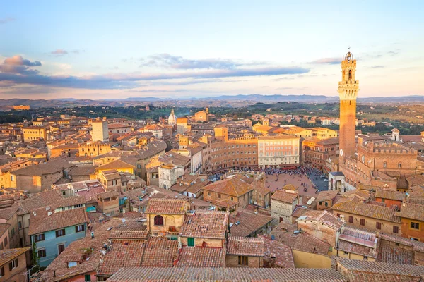 Siena günbatımı panoramik manzarası. Mangia tower landmark. Toskana,