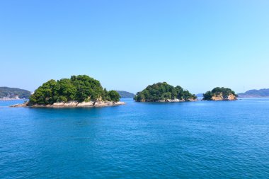 küçük adalar Denizi ve mavi gökyüzü üzerinde. Toba defne, Japonya.