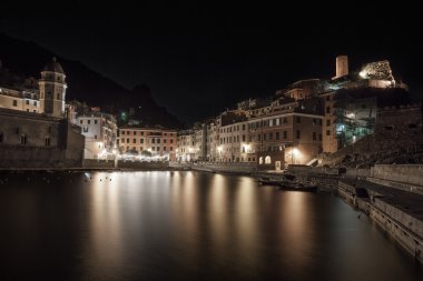 Vernazza, gece resmi Köyü ve liman manzarası için. Cinque terre, İtalya liguria