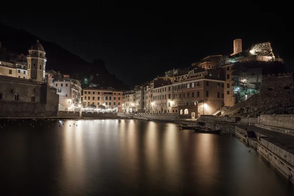 Vernazza, gece resmi Köyü ve liman manzarası için. Cinque terre, İtalya liguria — Stok fotoğraf