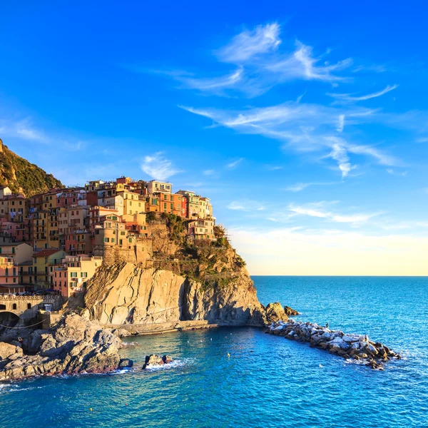 Manarola Köyü, kaya ve gün batımında denize. Cinque terre, İtalya — Stok fotoğraf