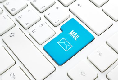 Web posta iş kavramı mavi düğme veya anahtar beyaz klavyede girin