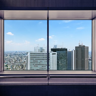pencere çerçevesi aracılığıyla shinjuku gökdelenlerin havadan görünümü. Tokyo, Japonya.