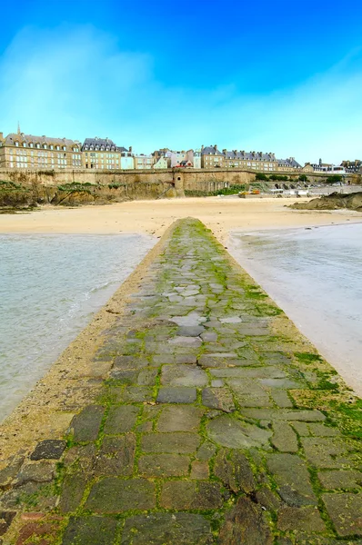 Playa de Saint Malo y camino de piedra, marea baja. Bretaña, Francia . — Foto de Stock