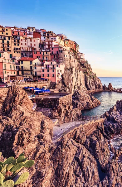Pueblo de Manarola, rocas y mar al atardecer. Cinque Terre, Italia — Foto de Stock