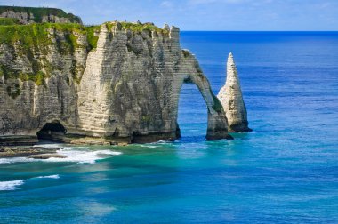 Etretat aval cliff ve kayalar landmark ve mavi okyanus. Normandy, Fransa.