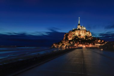Mont saint michel Manastırı ve defne landmark gece görüntüleyin. Normandy, Fransa