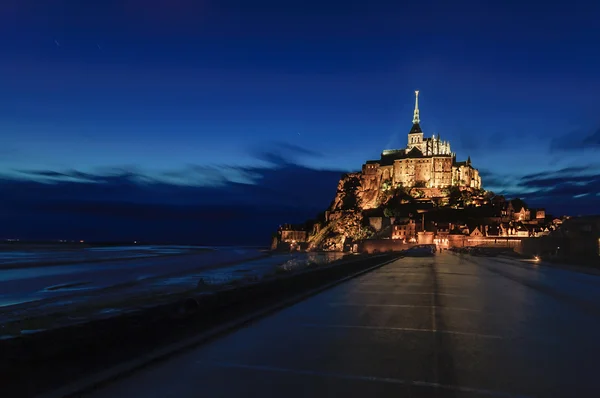 Mont saint michel kloster och bay landmark nattvisning. Normandie, Frankrike — Stockfoto