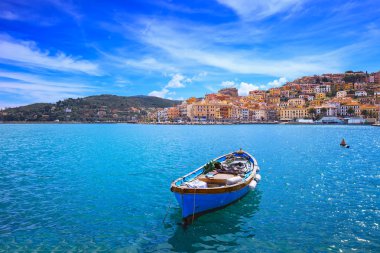 porto santo stefano deniz kıyısında ahşap küçük tekne. Argentario, Toskana, İtalya