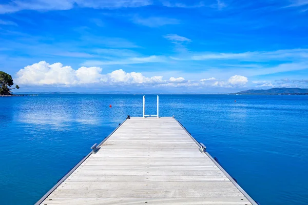 ahşap iskele veya mavi okyanus iskelede. plaj argentario, Toskana, İtalya