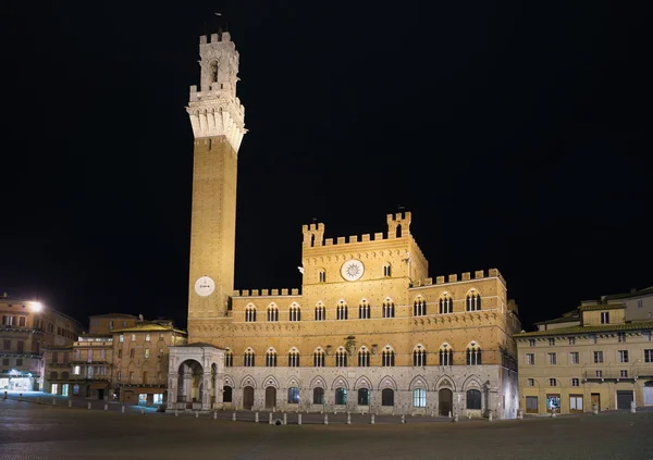 Siena landmark night photo. Piazza del Campo and Mangia tower. Tuscany, Italy — Stock Photo, Image