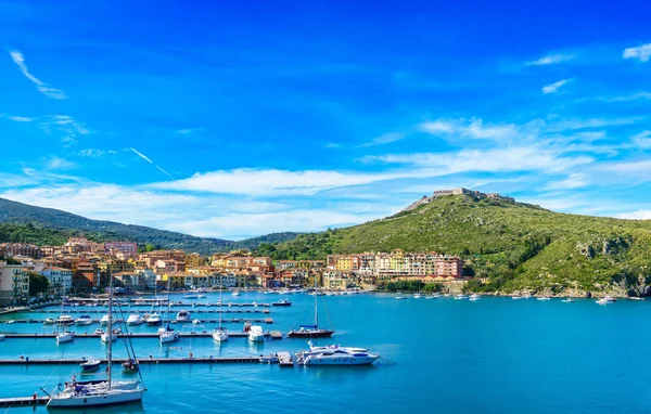 Porto Ercole falu és kikötő, a tenger-öbölben. A légi felvétel, mag — Stock Fotó