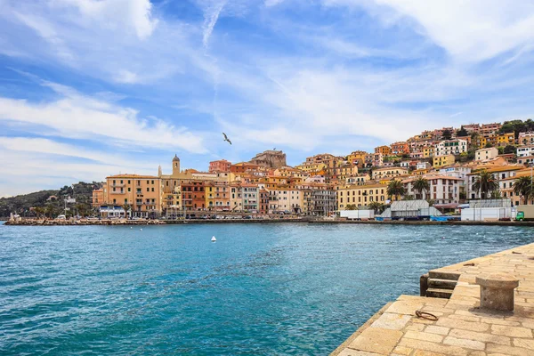 Porto santo stefano δίπλα στη θάλασσα και το χωριό στον ορίζοντα. Argentario, Τοσκάνη, Ιταλία — Φωτογραφία Αρχείου
