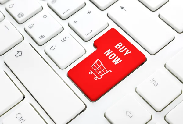 Магазин купує тепер бізнес-концепцію. Кнопка червоного кошика або клавіша на білій клавіатурі Ліцензійні Стокові Фото